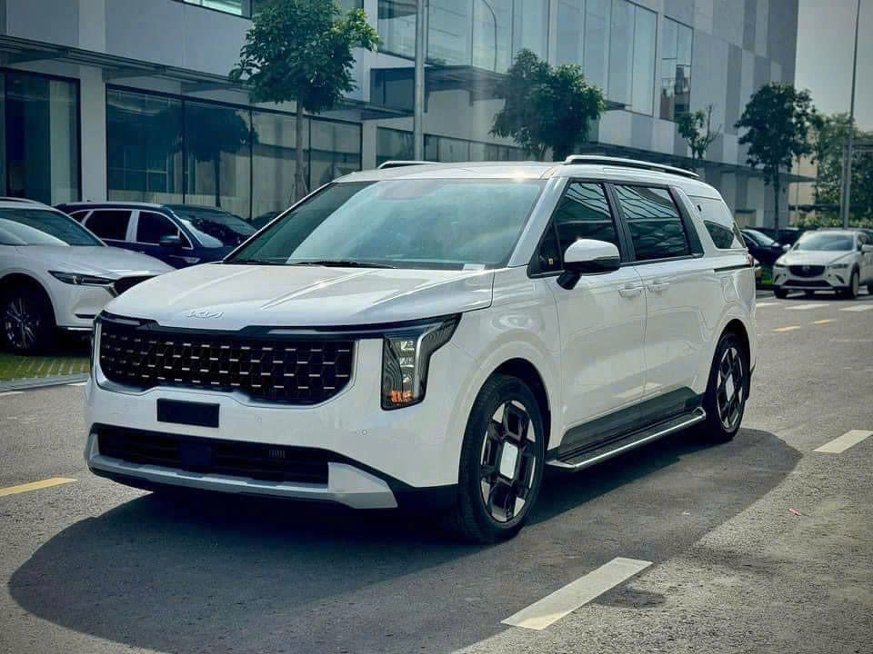 Kia New Carnival Hybrid dành cho doanh nhân với tùy chọn hàng ghế 2 VIP và cá nhân hóa màu nội thất